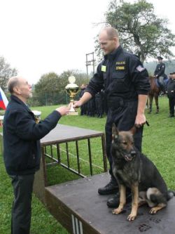 Hronek z PS- won an award -with a police dog handler!!